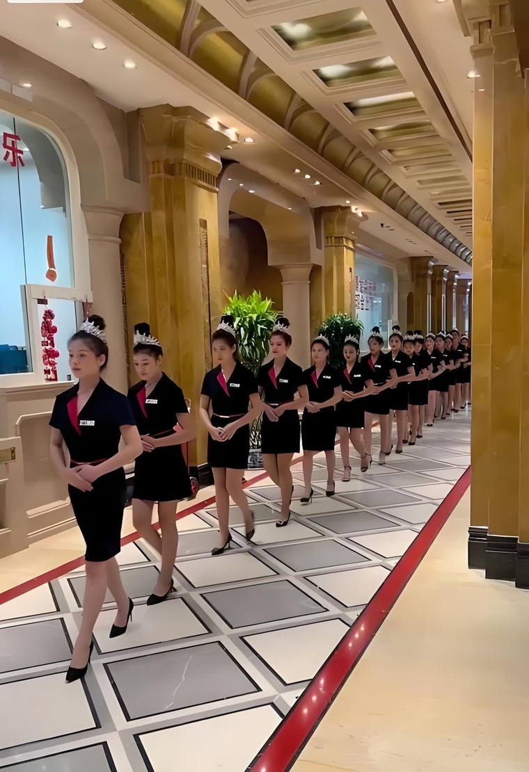 礼仪服务形象岗人员列队行走在活动场馆